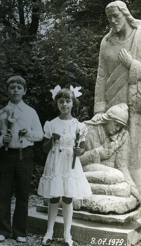 KKE 2390.jpg - Fot. W parku. Dzieci Lidzi - siostra cioteczna Marii Kołakowskiej (z domu Bujko), Wilno, 08 VII 1979 r.